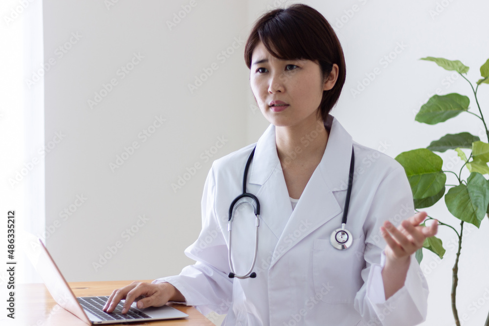 診察をする女性医師