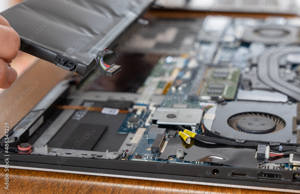 Obraz premium Laptop battery replacement
