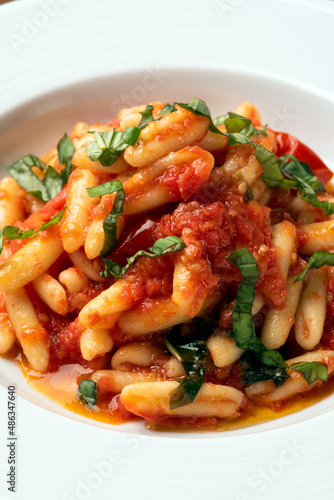 Piatto di deliziosi cavatelli al sugo, ricetta tradizionale di pasta del sud Italia 