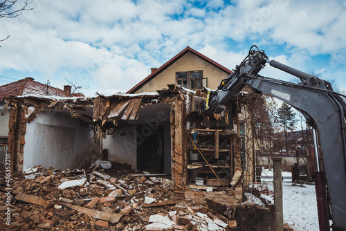 Obraz na płótnie Old house being demolished. w salonie