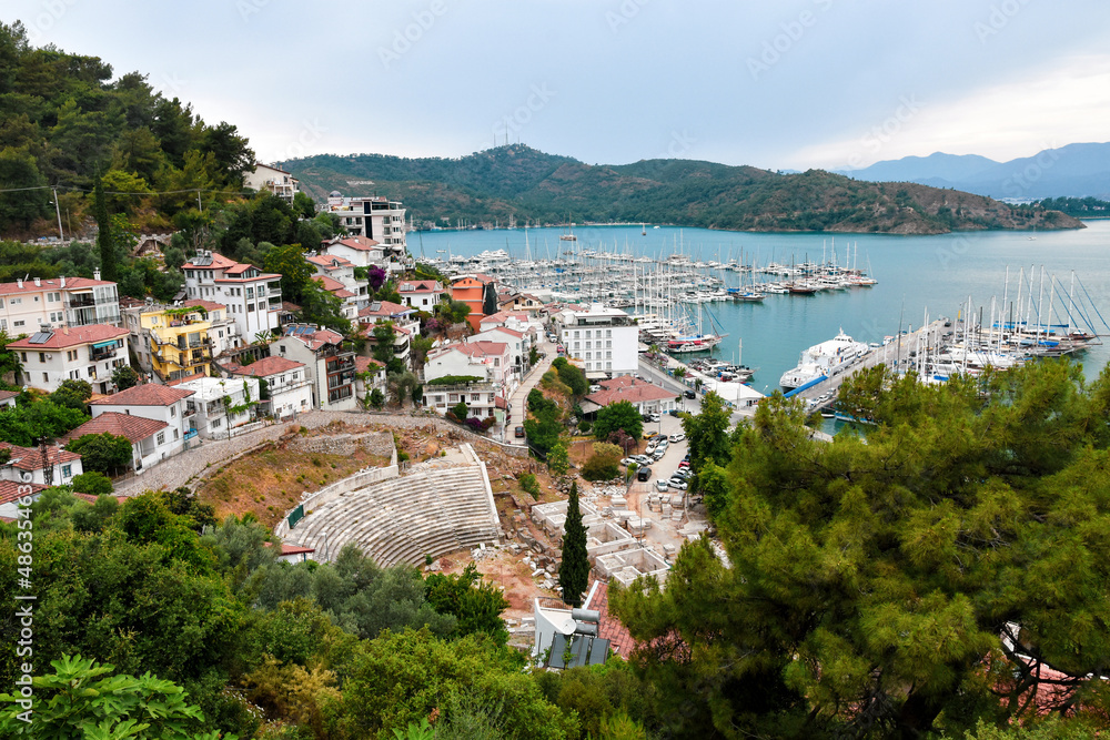 Obraz premium Turkish city of Fethiye. panorama of the city and the mountains.