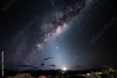 Atemberaubende Langzeitaufnahme unserer Galaxie samt Mond und unzähliger Stern in der Atacama Wüste