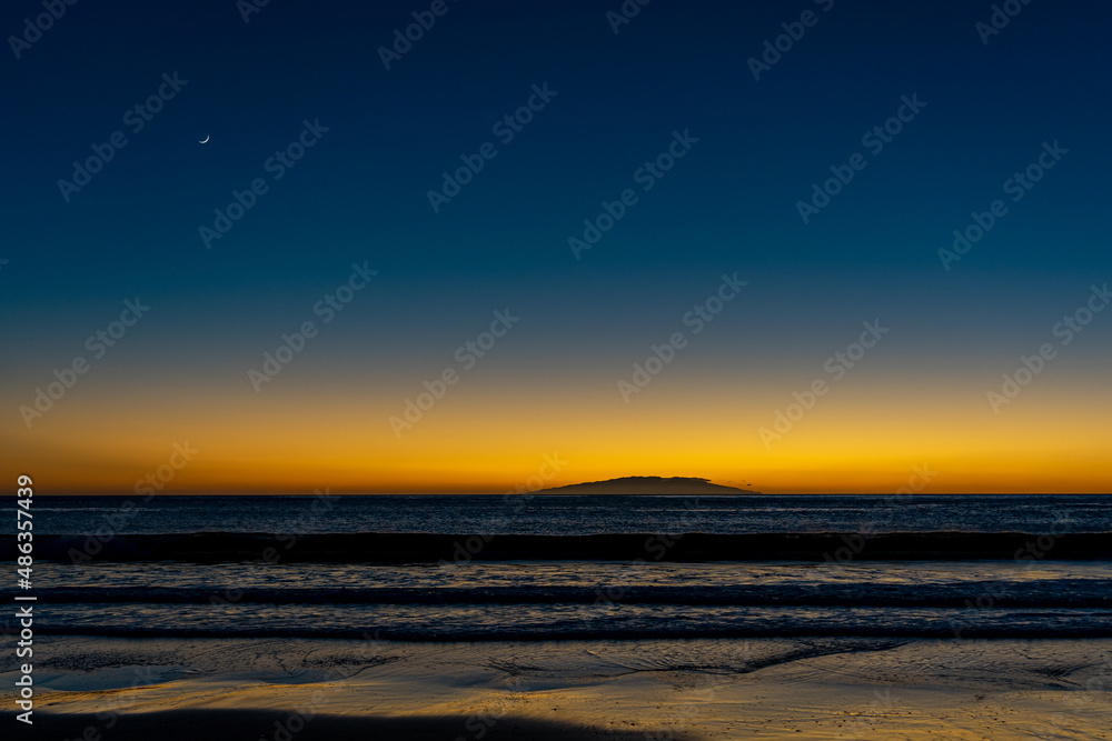 Sonnenuntergang, blaue Stunde im VALLE GRAN REY, LA GOMERA, Kanarische Inseln: Der Strand im abendlichen Licht mit Mond Sichel und el Hierro im Hintergrund