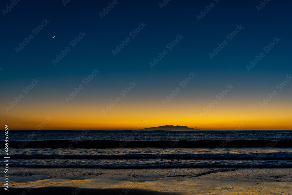 Sonnenuntergang, blaue Stunde im VALLE GRAN REY, LA GOMERA, Kanarische Inseln: Der Strand im abendlichen Licht mit Mond Sichel und el Hierro im Hintergrund Sonnenuntergang, blaue Stunde im VALLE GRAN REY, LA GOMERA, Kanarische Inseln: Der Strand im abendlichen Licht mit Mond Sichel und el Hierro im Hintergrund