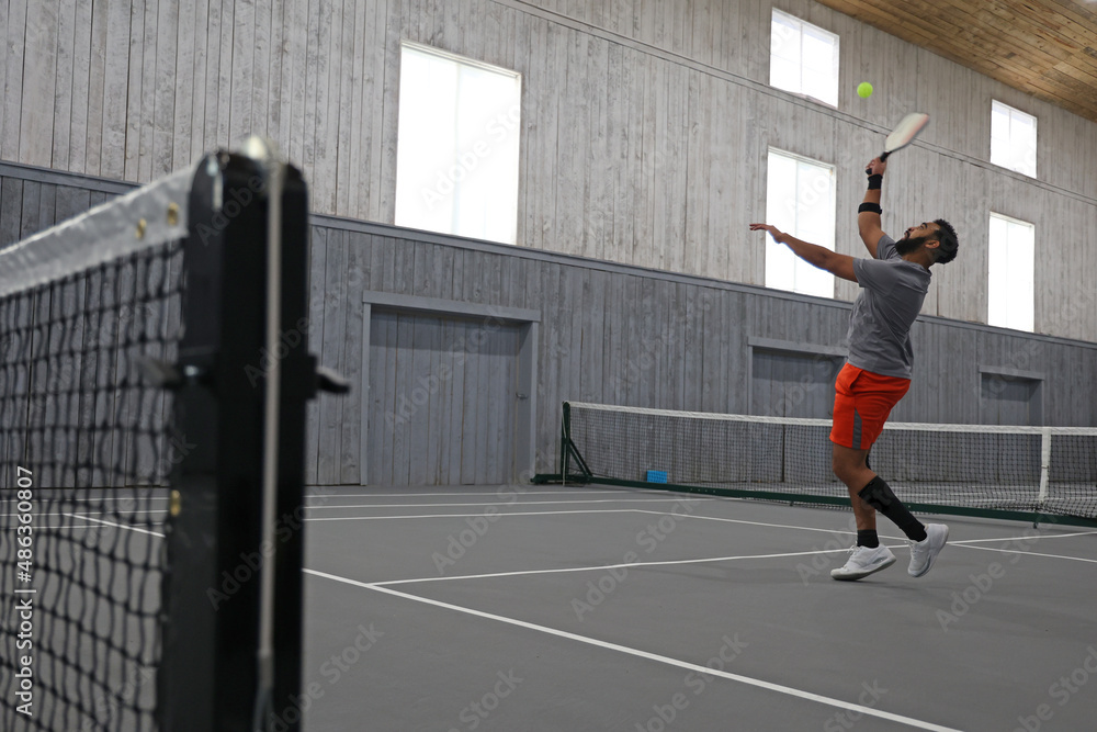 Obraz premium pickleball is played indoors