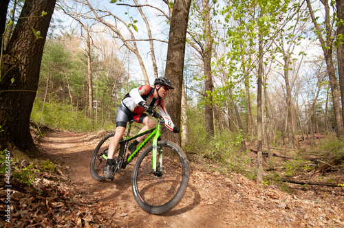 Obraz na płótnie mountain biking in the forest with motion blur w salonie