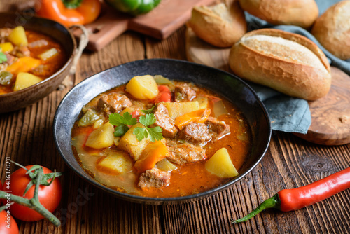 Cuadro en lienzo Beef and pork goulash with potato and pepper