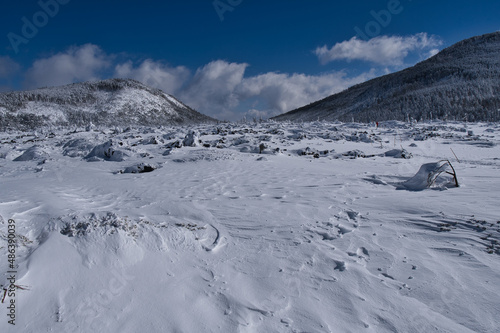 Fototapeta Naklejka Na Ścianę i Meble -  冬の八ヶ岳青空と厳冬の雪山風景
