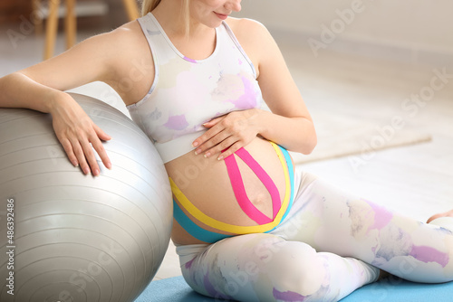 Sporty pregnant woman with ...
