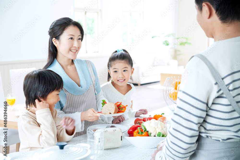 食事の準備をする家族