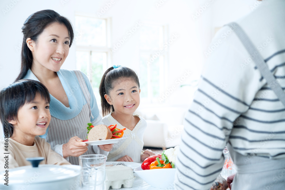 食事の準備をする家族