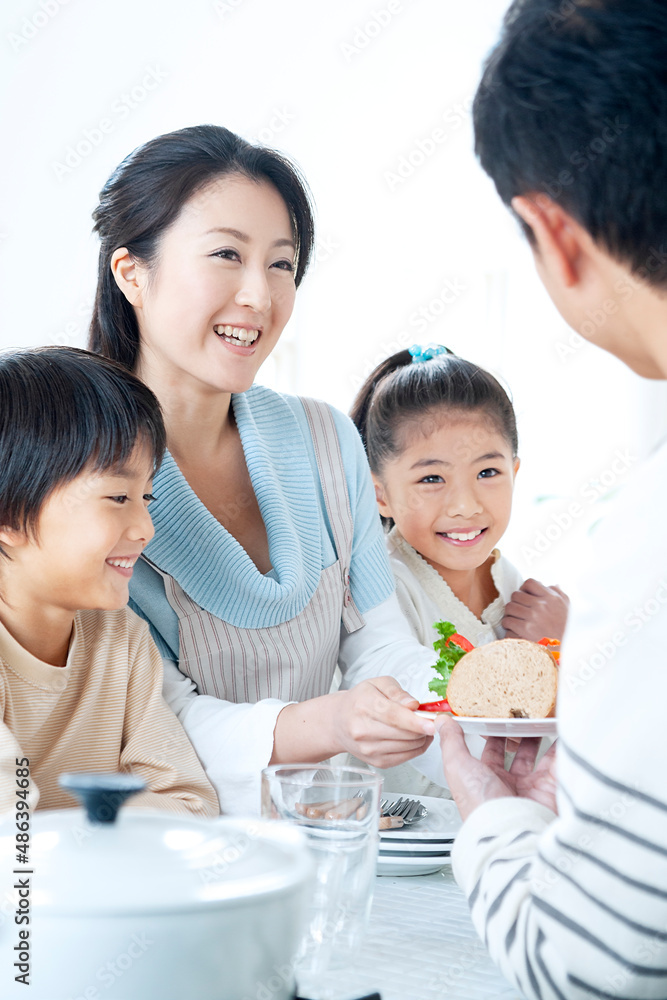 食事の準備をする家族 食事の準備をする家族