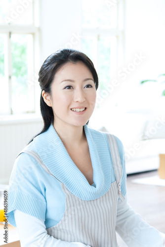 エプロンを着けた笑顔の主婦 Free Download エプロンを着けた笑顔の主婦 - GFXLoad