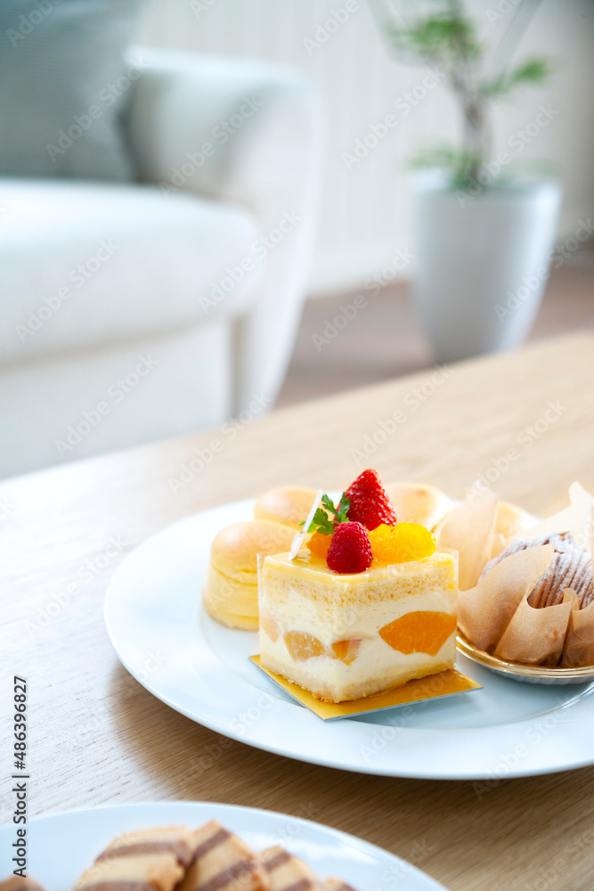 テーブルの上のケーキ