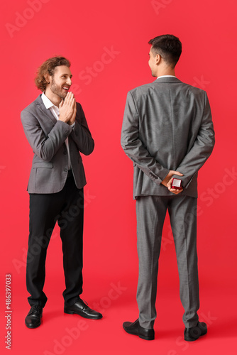 Young gay proposing to his ...