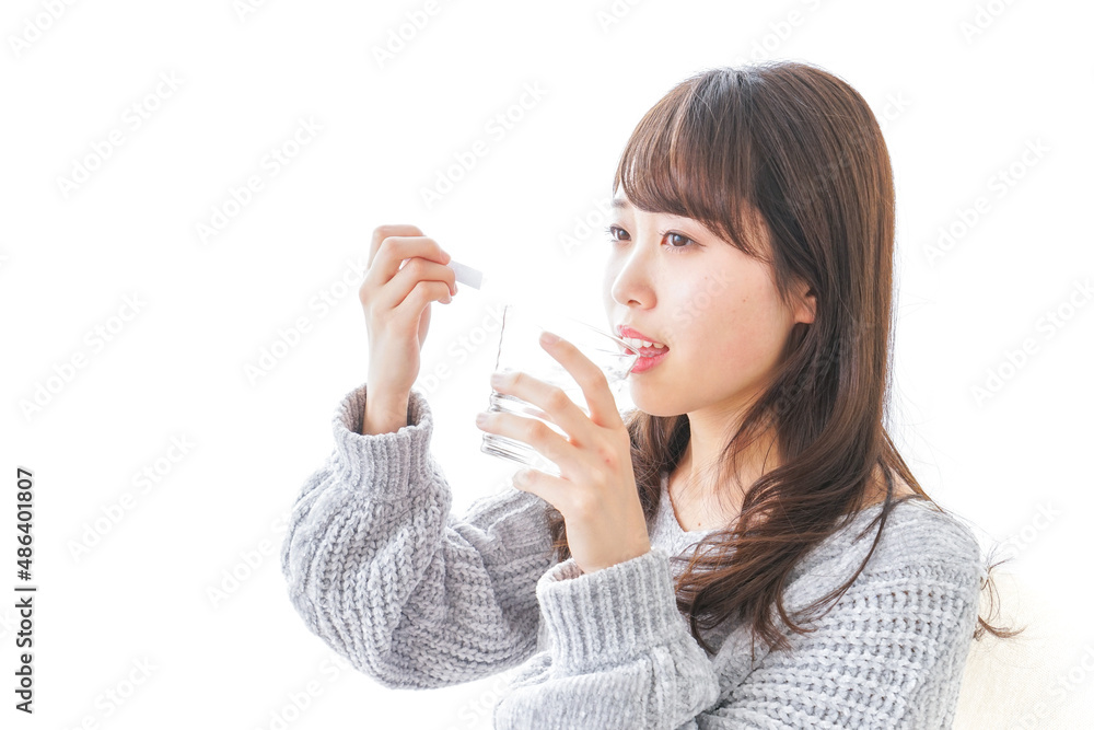 粉薬を服用する女性