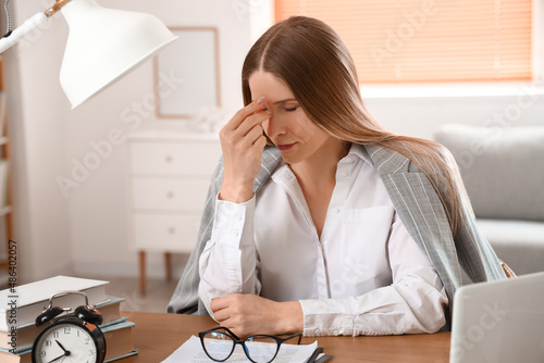 Worried businesswoman sitti...