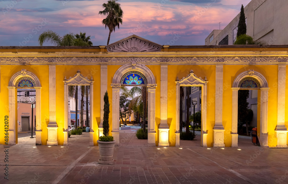 Obraz premium Central Mexico, Aguascalientes catholic churches, colorful streets and colonial houses in historic city center near Cathedral Basilica, one of the main city tourist attractions.