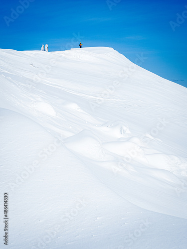 雪山の真っ白な稜線