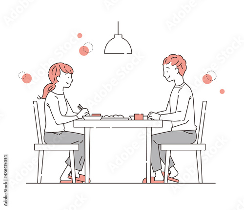 テーブルで食事する女性と男性