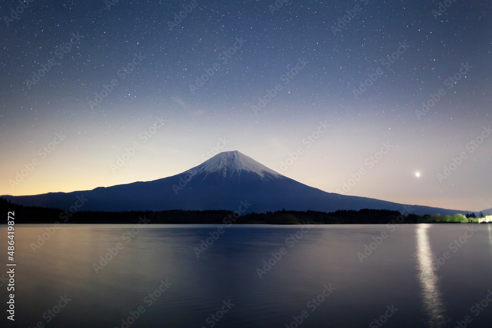 夜の田貫湖の湖面に雄大な姿を見せる富士山と星々