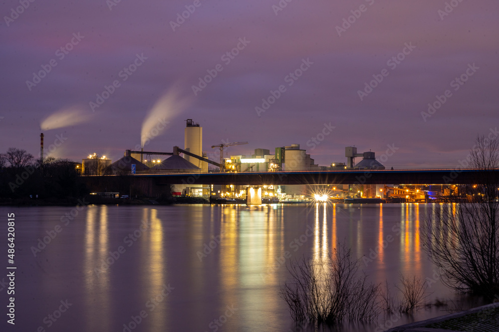 Fabrik bei Nach in Ginsheim