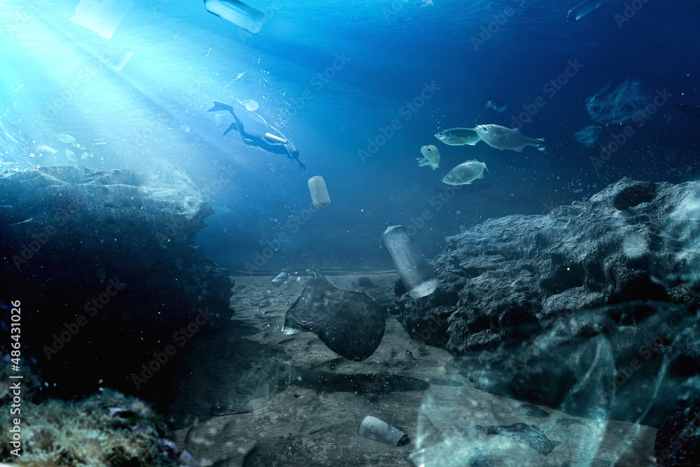 Fototapeta premium Plastikverschmutzung im Meer - Umweltproblem