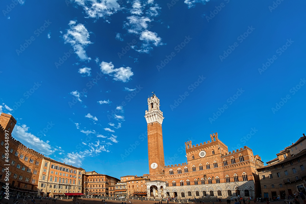 Fototapeta premium panoramic view of piazza del Campo in siena, Italy