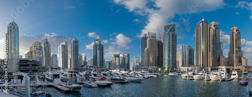 Morning in Dubai Marina © R.o.l.a.n.