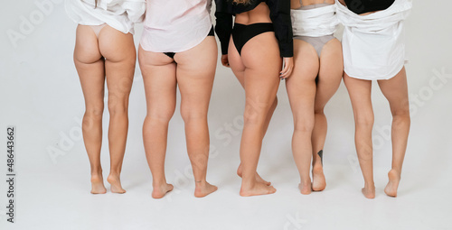 Fotografia diverse models wearing underwear standing back to camera