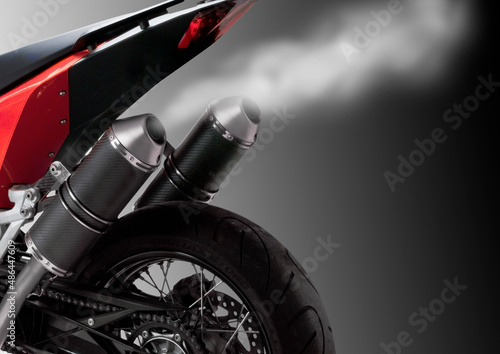 Tubo de escape de moto con humo. Motorcycle exhaust pipe with smoke.