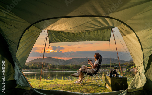 Foto Asian woman travel and camping alone at natural park in Thailand