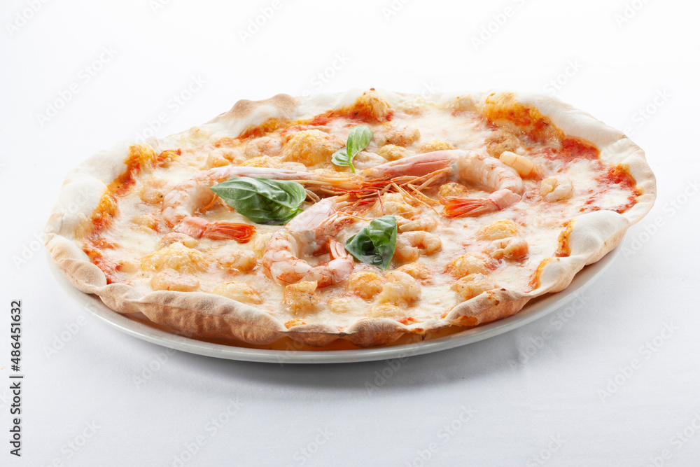 Comida italiana, pizza de queso y gambas. Italian food, cheese and shrimp pizza. Comida italiana, pizza de queso y gambas. Italian food, cheese and shrimp pizza.