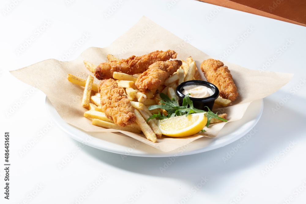 Foto de pollo empanizado con papas fritas y mayonesa. breaded chicken with french fries and Foto de pollo empanizado con papas fritas y mayonesa. breaded chicken with french fries and