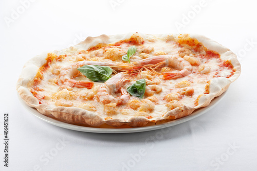  Comida italiana, pizza de queso y gambas. Italian food, cheese and shrimp pizza.
