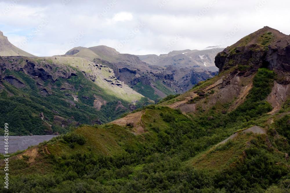 Obraz premium Tal Thorsmörk im Süden Island - durch das Schmelzwasser der Gletscher Tindfjallajökull und Eyjafjallajökull geformtes Tal in der Gemeinde Rangárþing eystra in Island