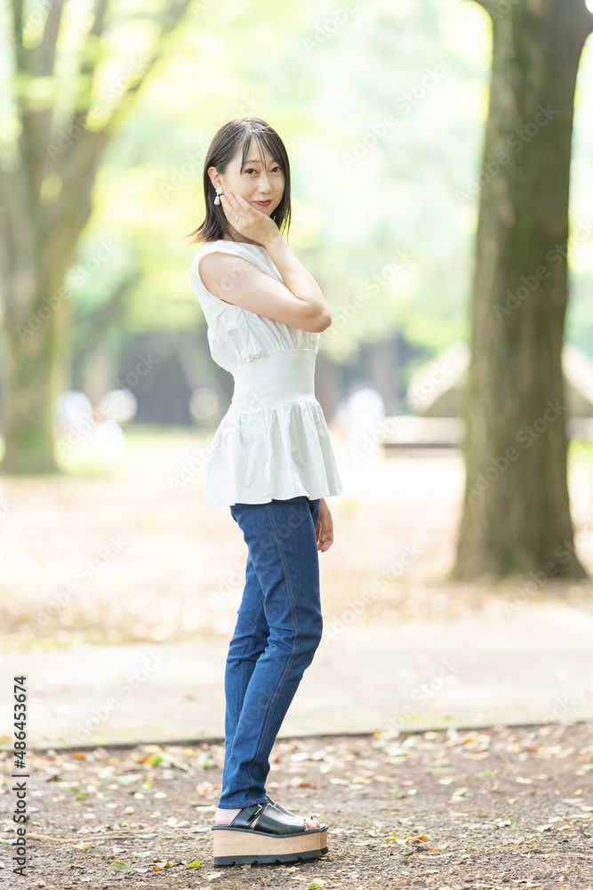 デニムの若い女性 デニムの若い女性