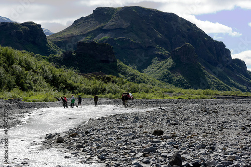 Wandern im Tal Thorsmörk im Süden Island - durch das Schmelzwasser des Gletscher Tindfjallajökull und Eyjafjallajökull geformtes Tal in der Gemeinde Rangárþing eystra in Island