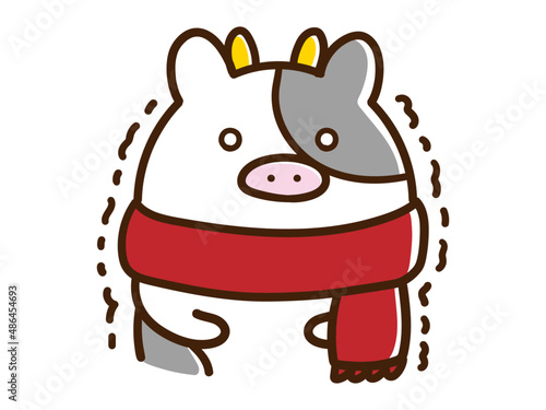寒くて震えるマフラーをつけたウシのかわいい手描き風イラスト