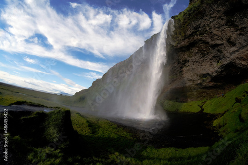 Wasserfall Seljalandsfoss nahe Hvolsv  llur im S  den Islands