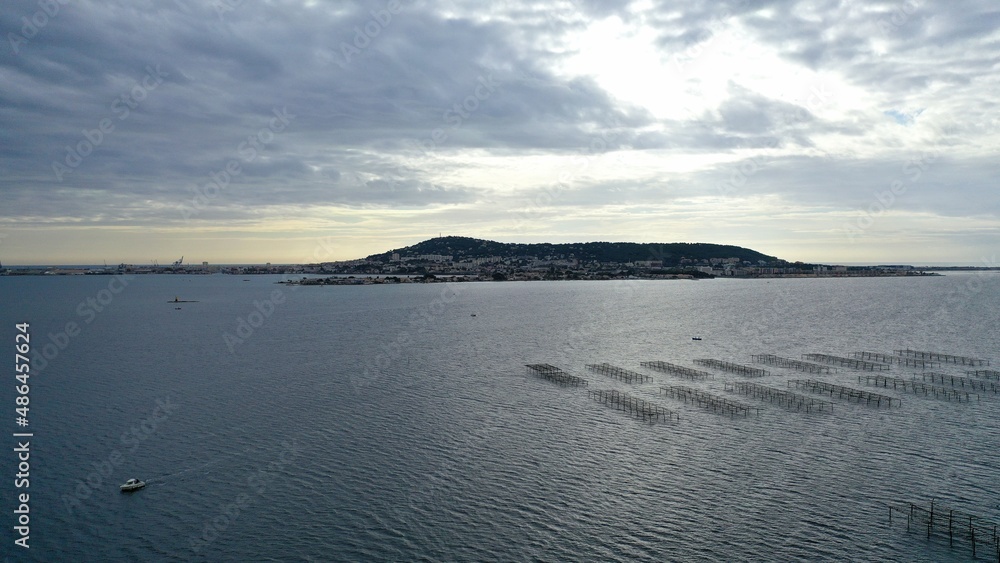 Fototapeta premium survol du bassin de Thau et parc à huitres et zone conchylicole en Occitanie