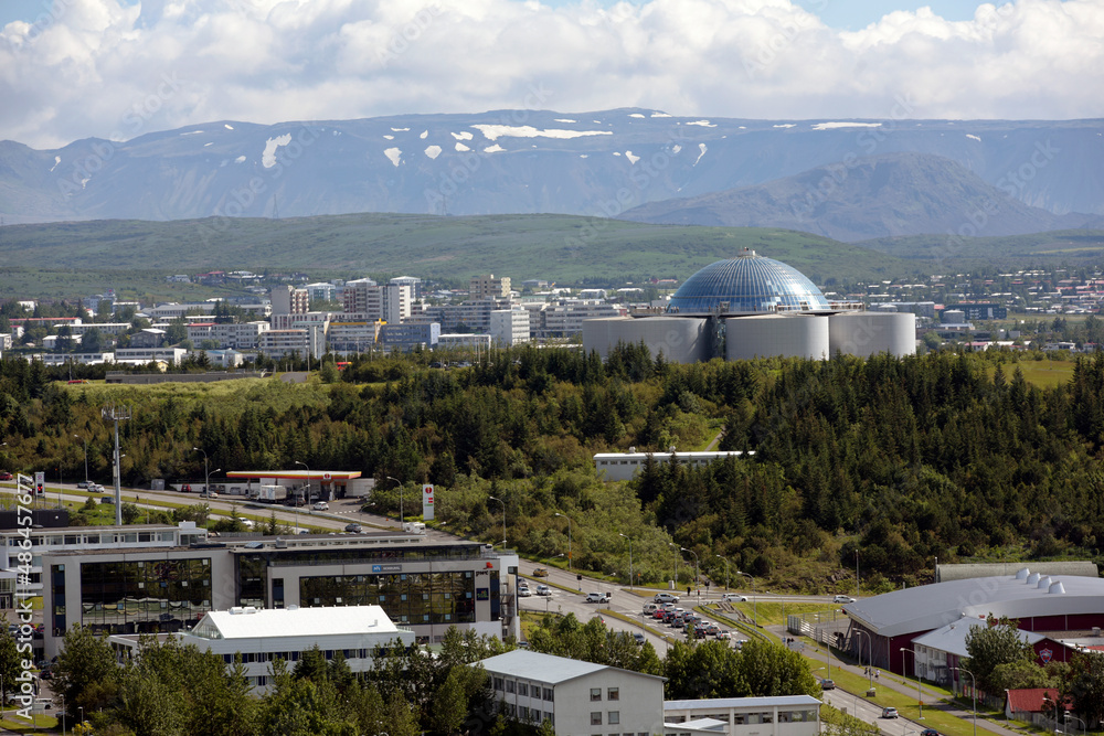 Blick über die isländische Hauptstadt Reykjavik mit dem Warmwasserspeicher Perlan vom Turm der Hallgrimskirkja