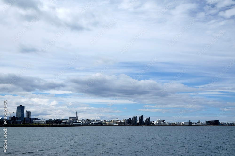 Uferprommenade mit der Skyline von Reykjavik Uferprommenade mit der Skyline von Reykjavik