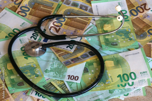 Stethoskop und Euro-Geldscheine