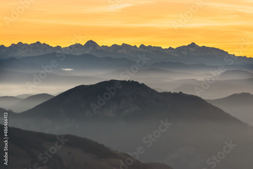 Silhouettes of the Navarrese mountains at dawn. Pyrenees in the background © Néstor MN