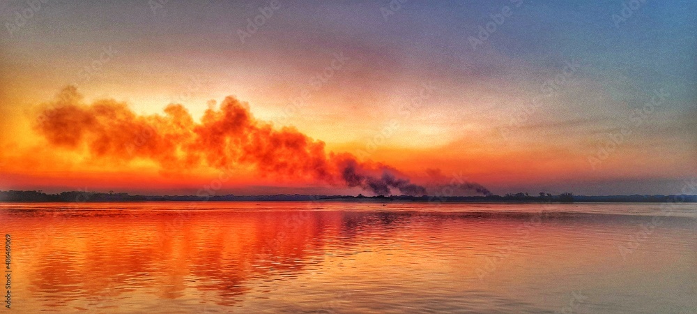 Obraz premium sunset over lake