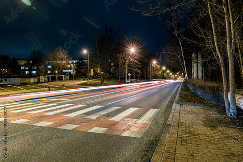 ruchliwa ulica nocą w Jastrzębiu Zdroju na Śląsku w Polsce, oświetlenie uliczne