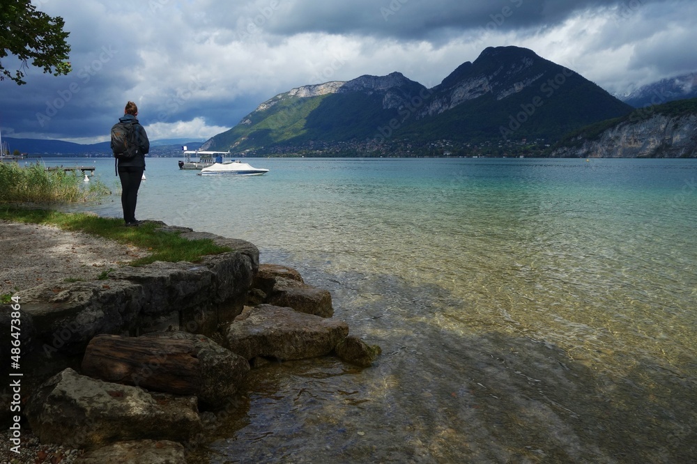 Lac d'Annecy et ses eaux turquoises un jour d'automne France 