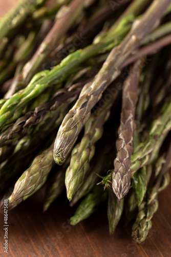 Mazzetto di asparagi selvatici, ingrediente della cucina mediterranea 