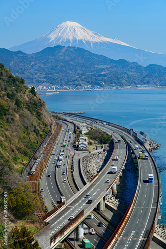 東海道の難所、さった峠より富士山を望む。清水、静岡、日本。3月下旬。